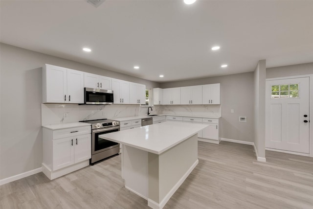 1005 Osborne Ln, Fort Worth, TX 76112 - kitchen featuring stainless steel appliances, light wood-style flooring, baseboards, and a sink