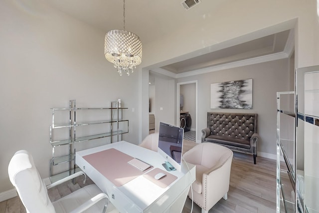 dining space with light wood finished floors, baseboards, visible vents, a notable chandelier, and crown molding
