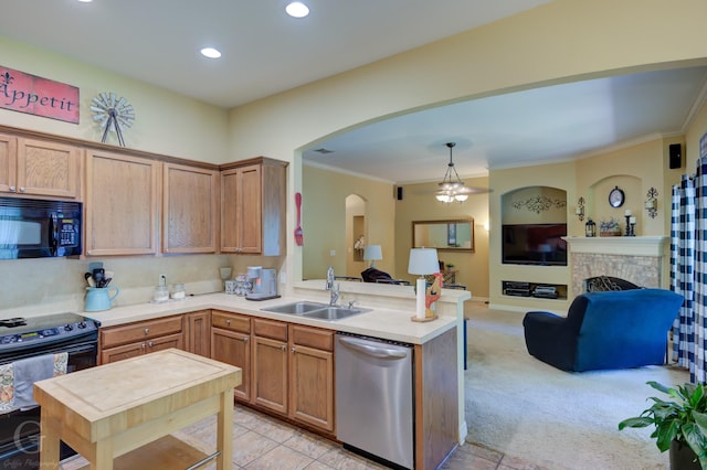 kitchen featuring a sink, black appliances, arched walkways, a peninsula, and ornamental molding