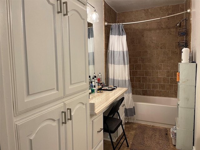 bathroom with shower / bath combo