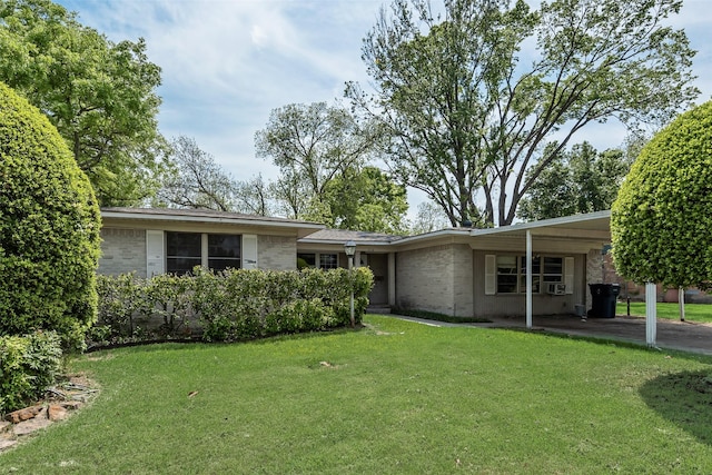 view of front of home with a carport and a front yard