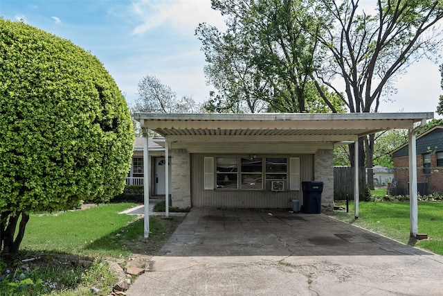 view of front of property featuring a front lawn, fence, and driveway