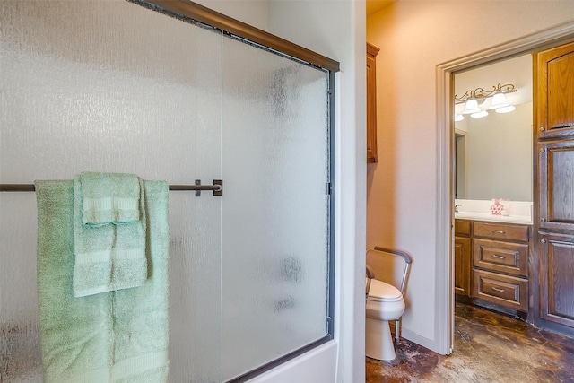 bathroom with baseboards, vanity, enclosed tub / shower combo, and toilet