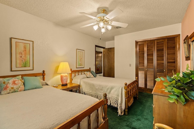 bedroom featuring dark carpet, ceiling fan, a textured ceiling, and a closet