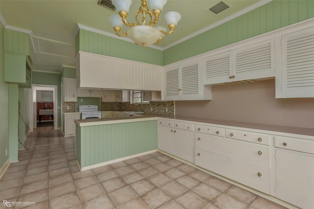kitchen with white electric stove, tasteful backsplash, visible vents, a notable chandelier, and crown molding