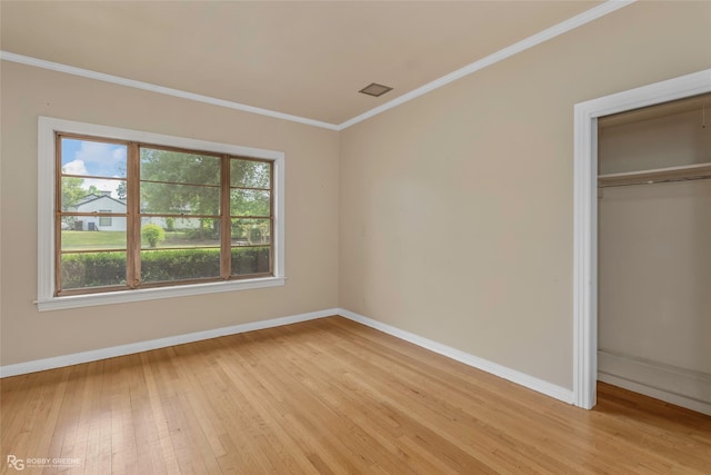 unfurnished bedroom with light wood-type flooring, baseboards, a closet, and ornamental molding