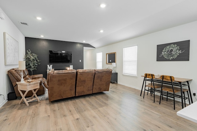 living room with light wood finished floors, baseboards, visible vents, and recessed lighting