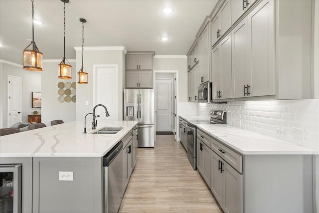 12409 Messer Ct, Fort Worth, TX 76126 - kitchen featuring stainless steel appliances, gray cabinetry, a sink, crown molding, and wine cooler