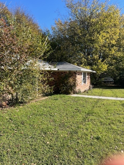 view of front facade featuring a front lawn