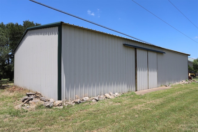 view of pole building featuring a yard