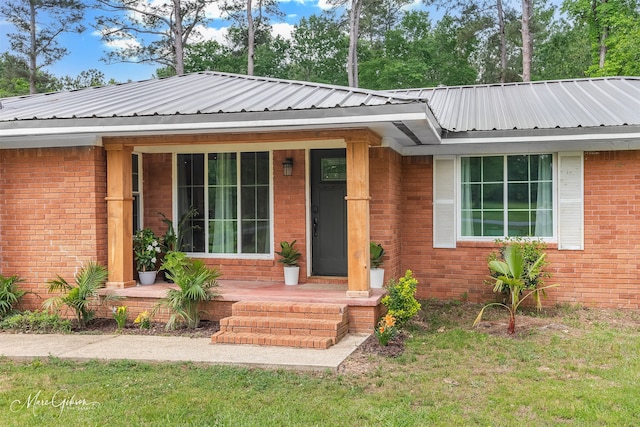 1042 N Lane Dr, Shreveport, LA 71107 - view of front facade featuring brick siding, a front yard, and metal roof