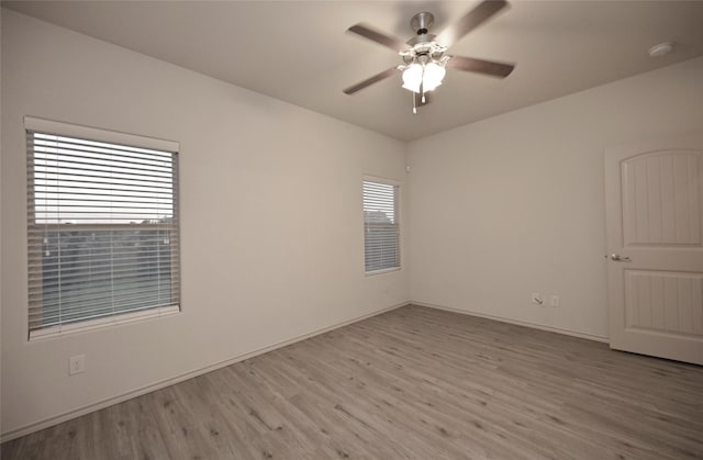unfurnished room featuring light wood-style floors, baseboards, and ceiling fan