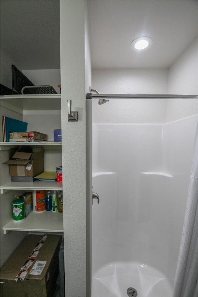 bathroom featuring a shower with shower curtain