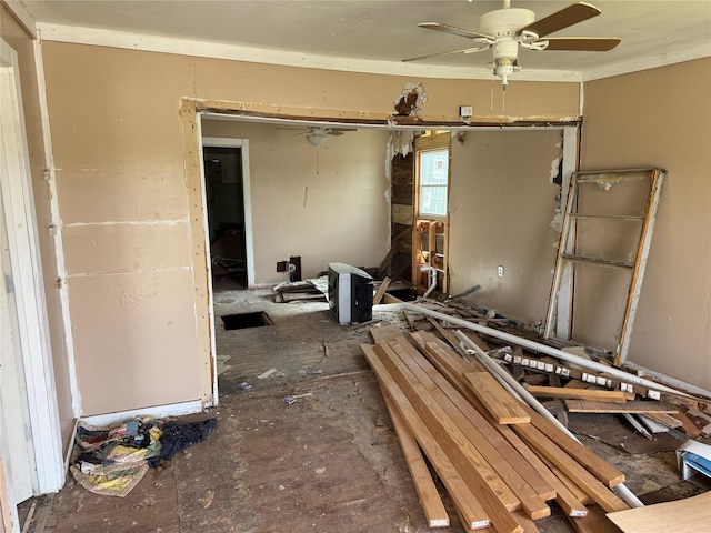 miscellaneous room with a ceiling fan