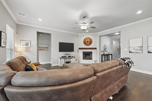 living room featuring a ceiling fan, recessed lighting, dark wood-style flooring, baseboards, and ornamental molding