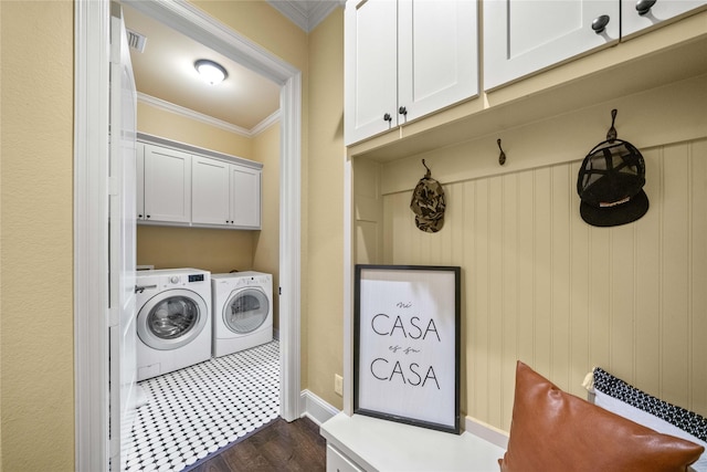 washroom featuring baseboards, crown molding, dark wood-style floors, and independent washer and dryer