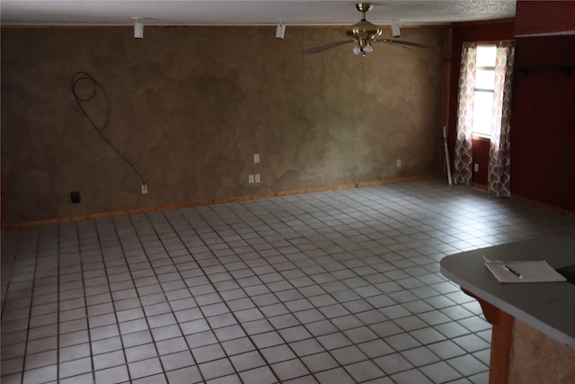 empty room featuring a ceiling fan