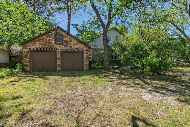 view of yard featuring an outbuilding and a garage