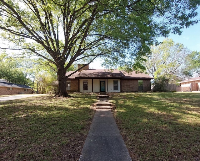 view of front of house with fence and a front yard