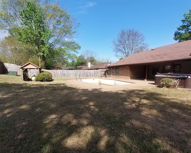 view of yard featuring a fenced backyard and a jacuzzi