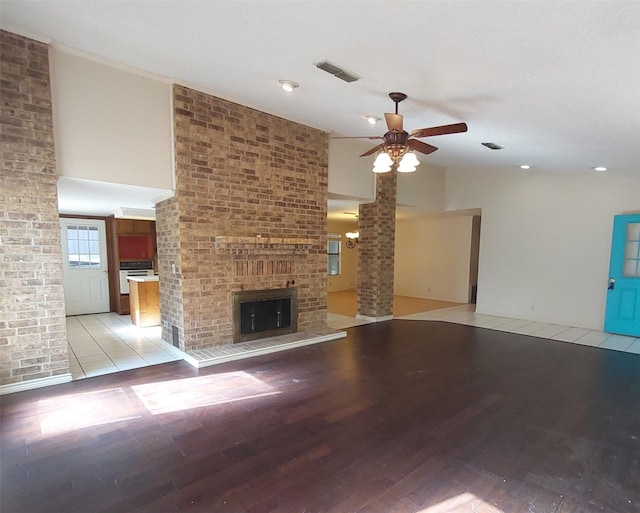 unfurnished living room featuring light wood-style flooring, visible vents, and ceiling fan