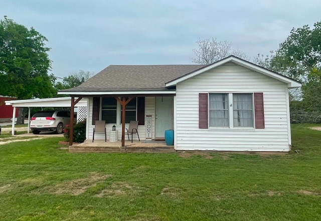 view of front of house featuring a porch, roof with shingles, and a front yard
