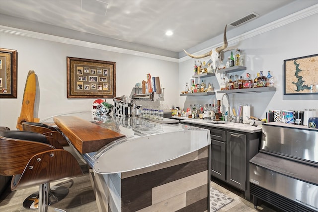 7909 Bal Harbour Ct, Fort Worth, TX 76179 - indoor wet bar featuring ornamental molding and recessed lighting