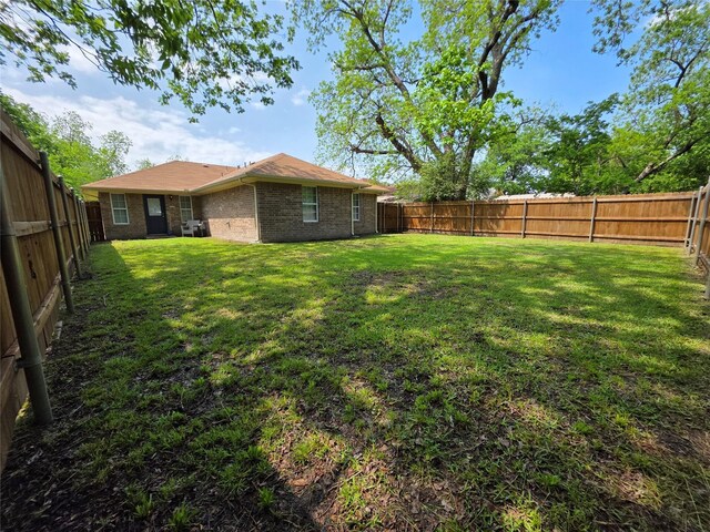 view of yard featuring a fenced backyard