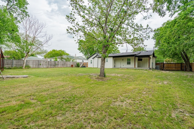 view of yard featuring a fenced backyard