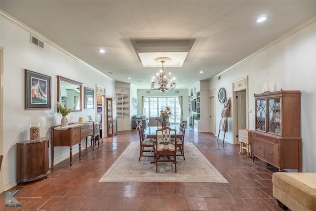 dining area featuring a chandelier, visible vents, crown molding, and baseboards