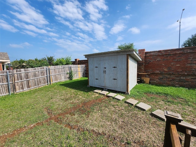529 Roundrock Ln, Fort Worth, TX 76140 - traditional-style house featuring brick siding, driveway, a front yard, and a garage