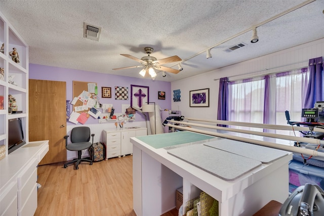 kitchen featuring light wood-style flooring, visible vents, rail lighting, and a ceiling fan