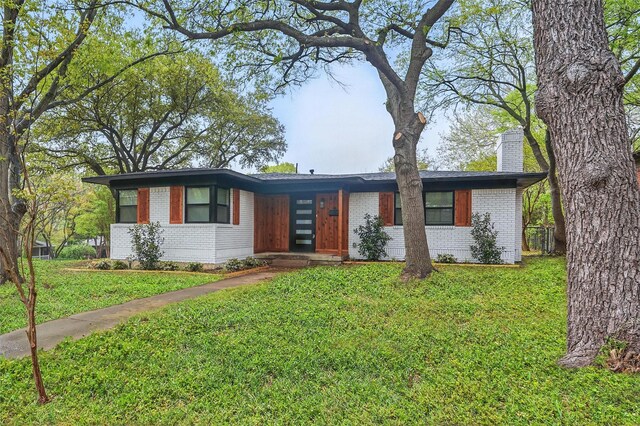 841 Lake Terrace Cir, Dallas, TX 75218 - detailed view of baseboards and wood finished floors