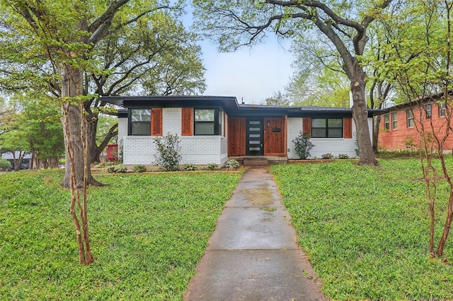 841 Lake Terrace Cir, Dallas, TX 75218 - view of front of property featuring brick siding and a front lawn