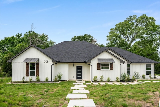 208 Splitrail Dr, Mabank, TX 75143 - modern farmhouse featuring board and batten siding, roof with shingles, and a front yard