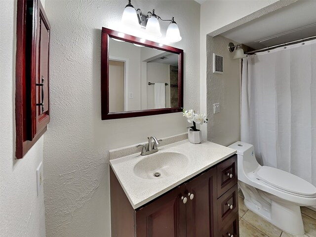 full bath featuring toilet, visible vents, a shower with shower curtain, a textured wall, and vanity