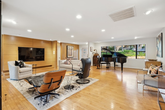 living room with light wood finished floors, baseboards, visible vents, and recessed lighting