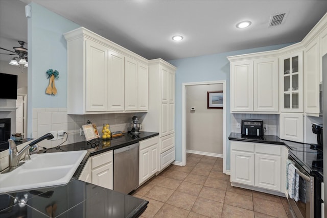 kitchen with tasteful backsplash, a sink, ceiling fan, stainless steel appliances, and visible vents