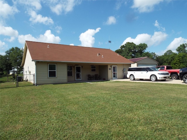 view of front facade with fence, a garage, driveway, and a front yard