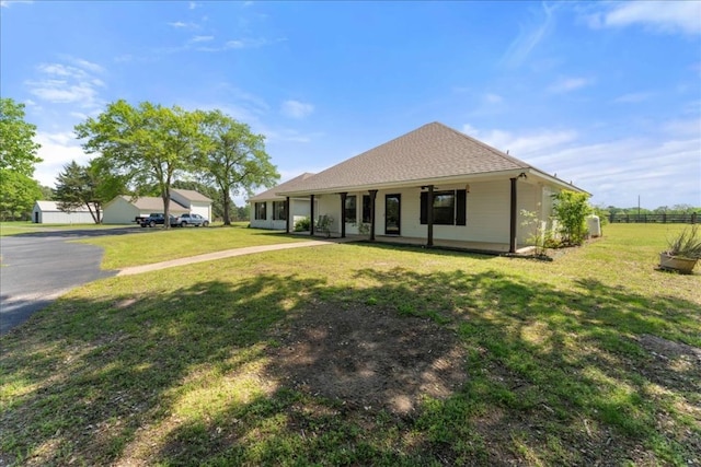 country-style home featuring a front lawn and driveway