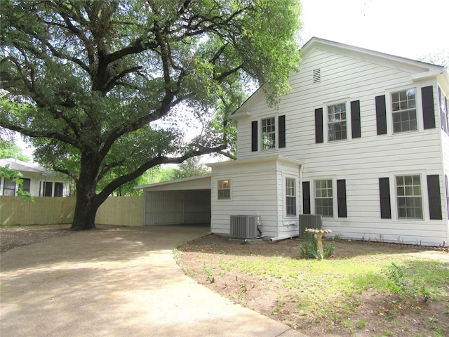 415 Easy St, Marlin, TX 76661 - view of front facade featuring cooling unit, driveway, fence, and an attached carport
