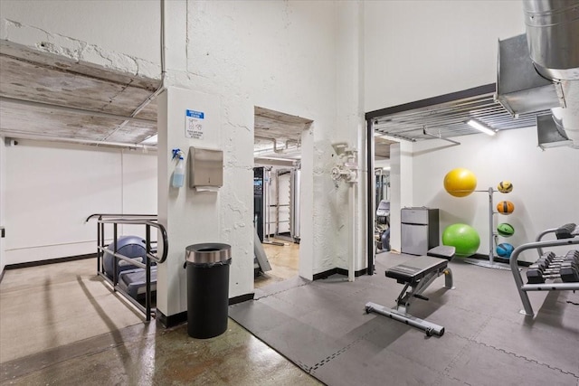 workout area featuring baseboards