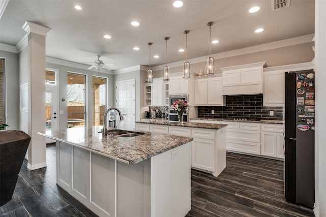 5124 Cathedral Ln, Wichita Falls, TX 76310 - kitchen with visible vents, a sink, crown molding, a center island with sink, and ceiling fan