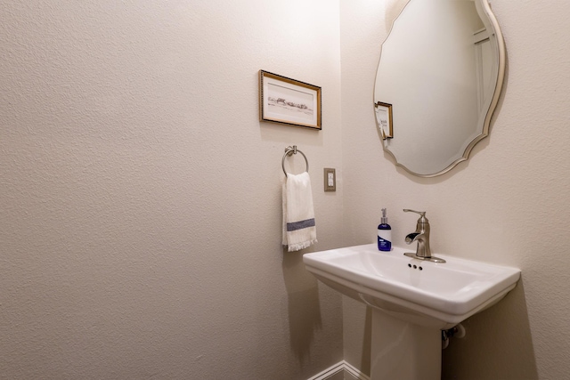 bathroom featuring a sink