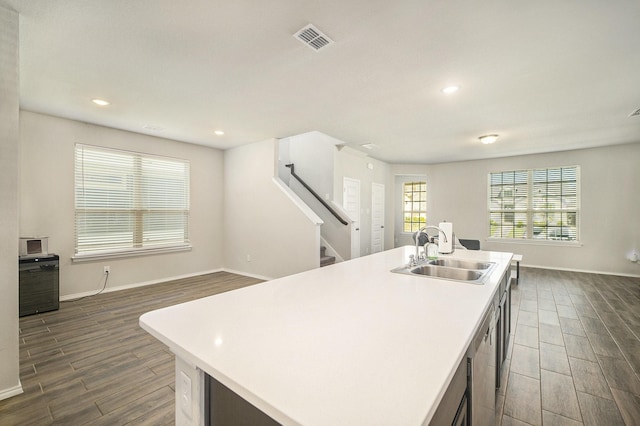 kitchen featuring dark wood-style floors, open floor plan, a sink, and visible vents