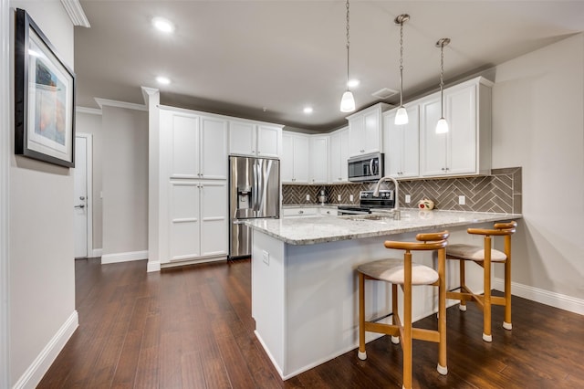 kitchen featuring stainless steel appliances, a peninsula, baseboards, and decorative backsplash