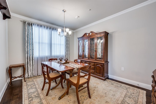 dining area featuring light wood-type flooring, baseboards, ornamental molding, and an inviting chandelier