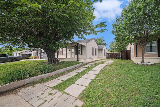 view of front of property featuring a front yard and fence