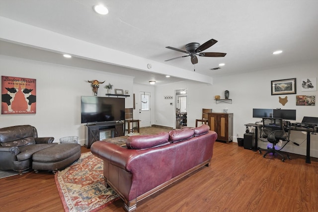 living room featuring a ceiling fan, baseboards, recessed lighting, wood finished floors, and visible vents