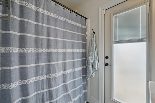 full bath featuring a shower with shower curtain